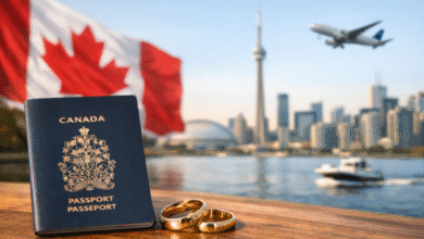 زوجان مع جواز كندي وخواتم زواج أمام خلفية علم كندا وأفق مدينة تورنتو، يوضحان خطوات الحصول على الجواز الكندي عن طريق الزواج.