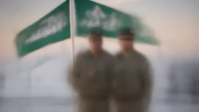 "رواتب الحرس الملكي السعودي – جنود الحرس الملكي السعودي في زيهم الرسمي واقفين في تشكيل أمام قصر، نهار مشرق"