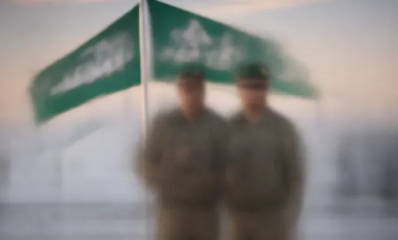 "رواتب الحرس الملكي السعودي – جنود الحرس الملكي السعودي في زيهم الرسمي واقفين في تشكيل أمام قصر، نهار مشرق"