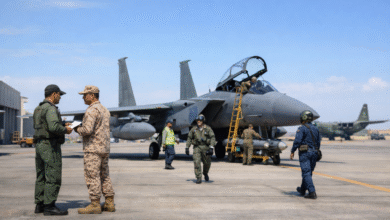 صورة توضيحية لأفراد القوات الجوية الملكية السعودية في قاعدة جوية، تمثل الرتب، المهام، والبدلات المالية، بما يعكس محتوى المقال حول رواتب القوات الجوية الملكية السعودية.