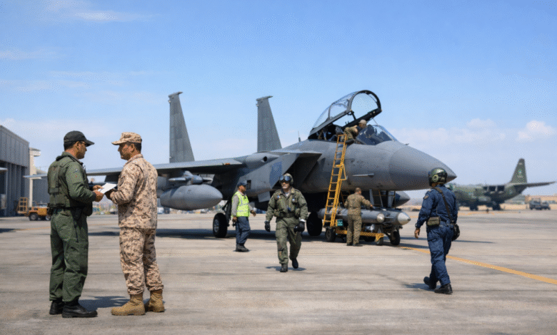 صورة توضيحية لأفراد القوات الجوية الملكية السعودية في قاعدة جوية، تمثل الرتب، المهام، والبدلات المالية، بما يعكس محتوى المقال حول رواتب القوات الجوية الملكية السعودية.