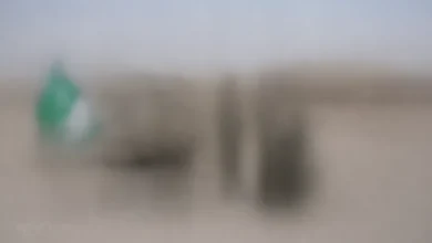 "رواتب القوات البرية الملكية السعودية: جنود القوات البرية السعودية واقفون في تشكيل عسكري خارج قاعدة عسكرية"