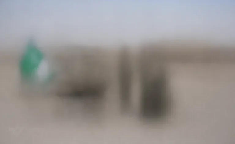 "رواتب القوات البرية الملكية السعودية: جنود القوات البرية السعودية واقفون في تشكيل عسكري خارج قاعدة عسكرية"